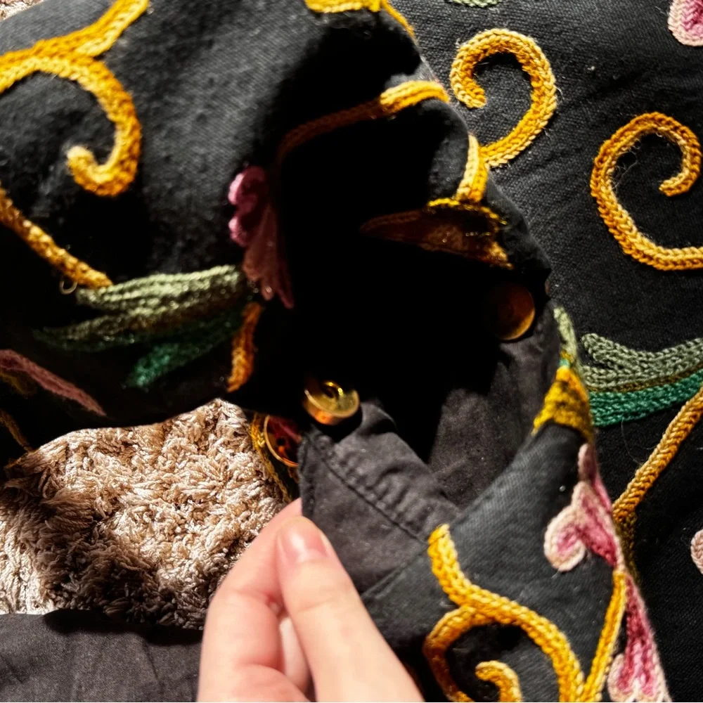 Floral Embroidered Black Shoulder Bag with Magnetic Clasp - Picture 3 of 7